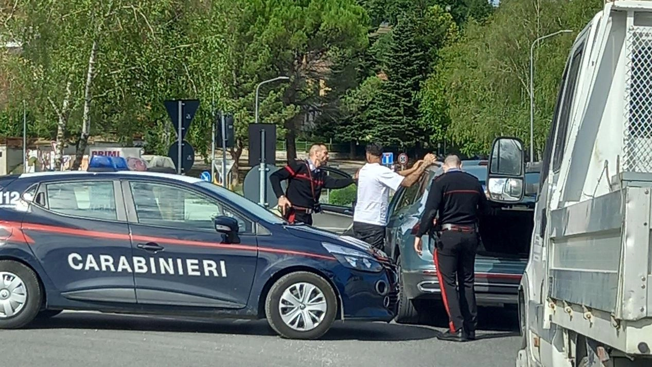 Un momento del blitz dei carabinieri a Castelraimondo lunedì mattina, quando è stata fermata l’auto presa a noleggio dai due campani