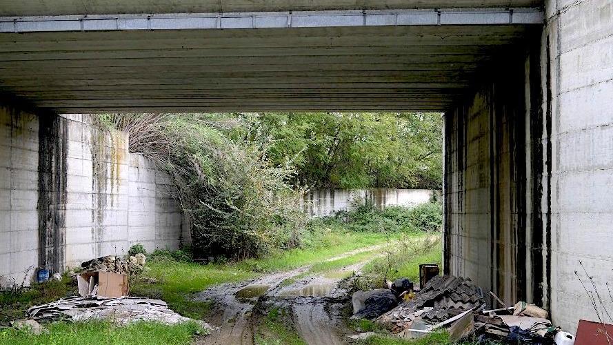 Aree extraurbane nel degrado. Rifiuti abbandonati, strade groviera