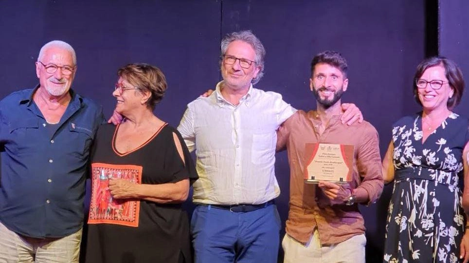 La sindaca Giampaoli e l’assessore Cesca hanno premiato Matteo Colibazzi della compagnia teatrale di Falerone