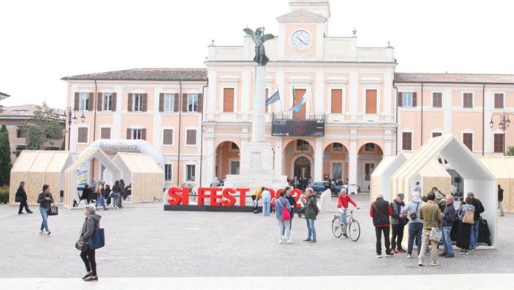 Stand del Si Fest in piazza Borghesi a Savignano