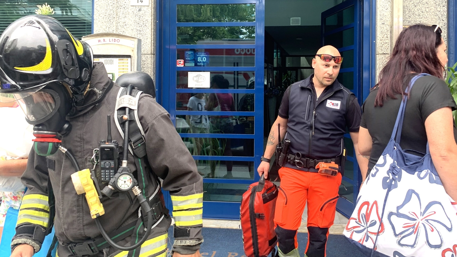 L'intervento dei Vigili del fuoco all'Hotel Residenza Lido di Cesenatico: venti gli evacuati che sono potuti rientrare nelle camere dopo l'intervento dei pompieri