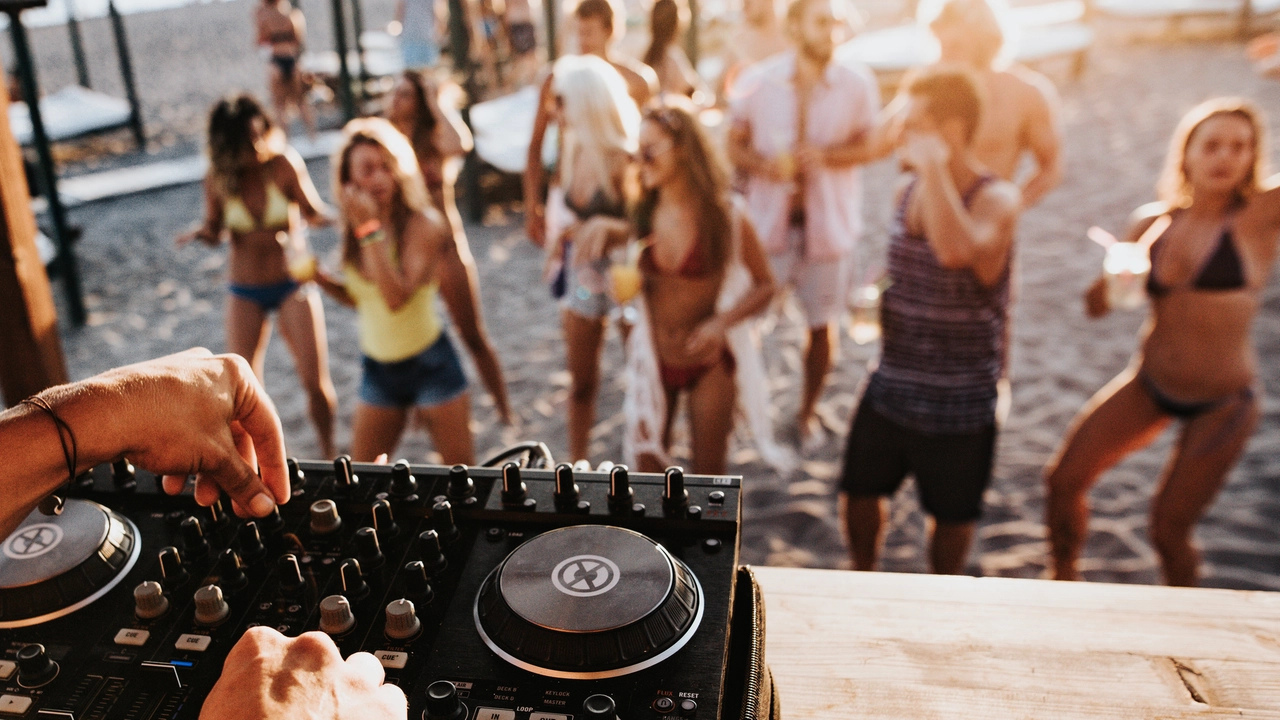 Sbam party gratis a Lido di Fermo: discoteca a cielo aperto con i migliori dj. Ecco quando