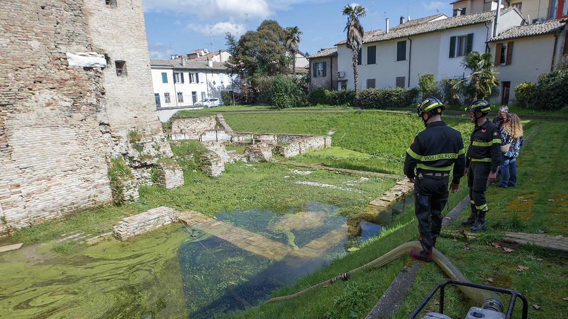 Via Galla Placidia, sito allagato. Operazioni per rimuovere l’acqua