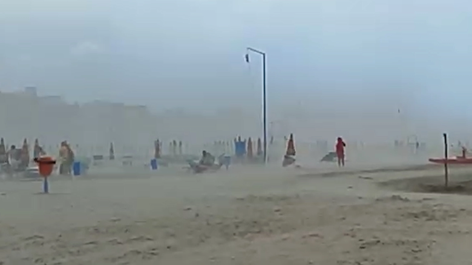 La folata di vento che ha sollevato la sabbia sulla spiaggia di Rimini oggi venerdì 31 maggio 2024