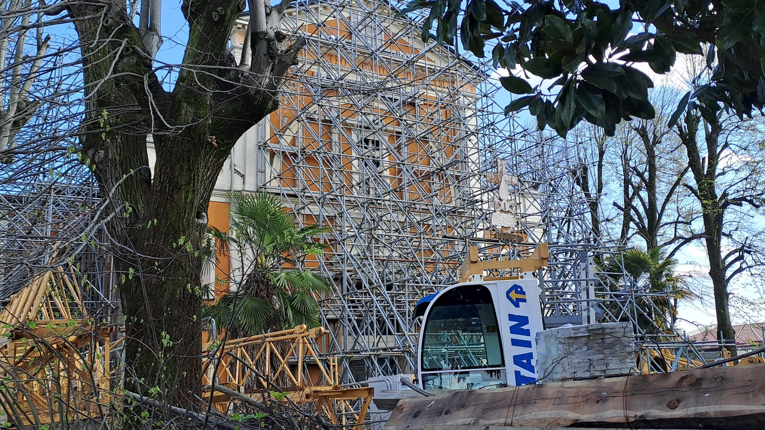 Il santuario di San Massimo, in cui sono conservate le reliquie del santo, attende ancora di essere sistemato dopo il terremoto