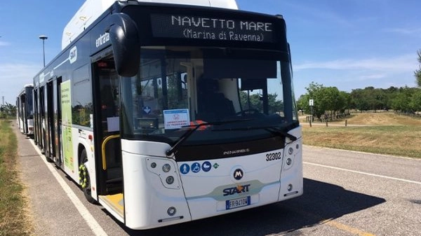 Il Navetto Mare collega i parcheggi con il lungomare di Marina di Ravenna e Punta Marina