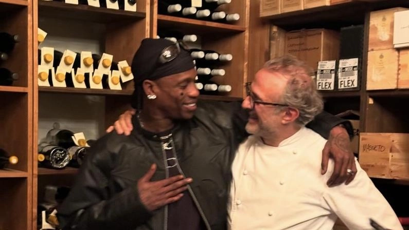 Lo chef Massimo Bottura e il rapper Travis Scott  all'Osteria Francescana 