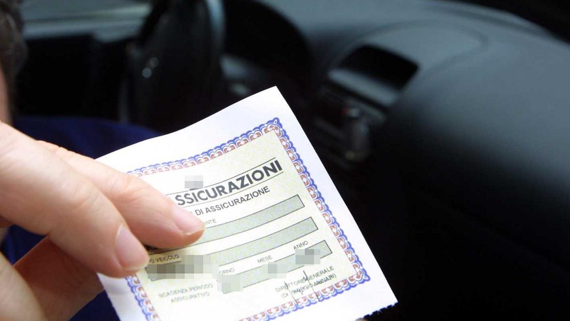 Pregiudicato al volante, senza patente e su un’auto ‘fantasma’