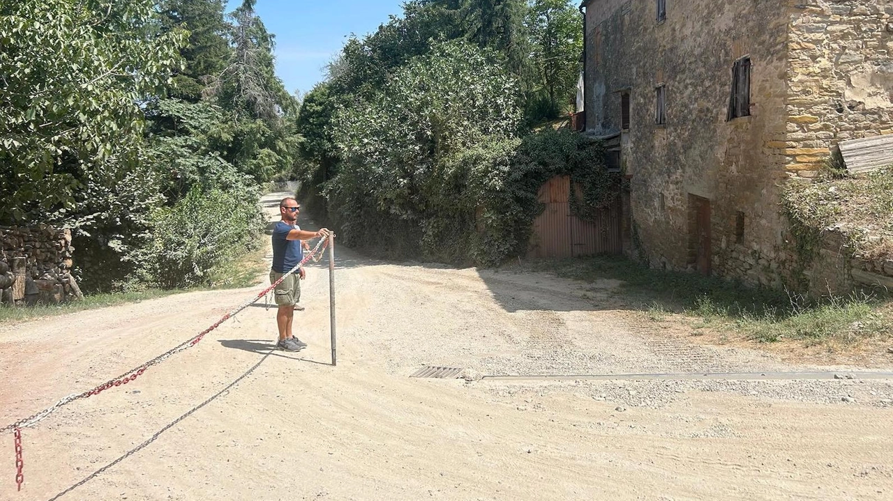 Gli abitanti della borgata fra Casalfiumanese e Fontanelice lanciano l’allarme "Lavori mai partiti: mezzi pesanti deviati qui, su una stradina non asfaltata" .