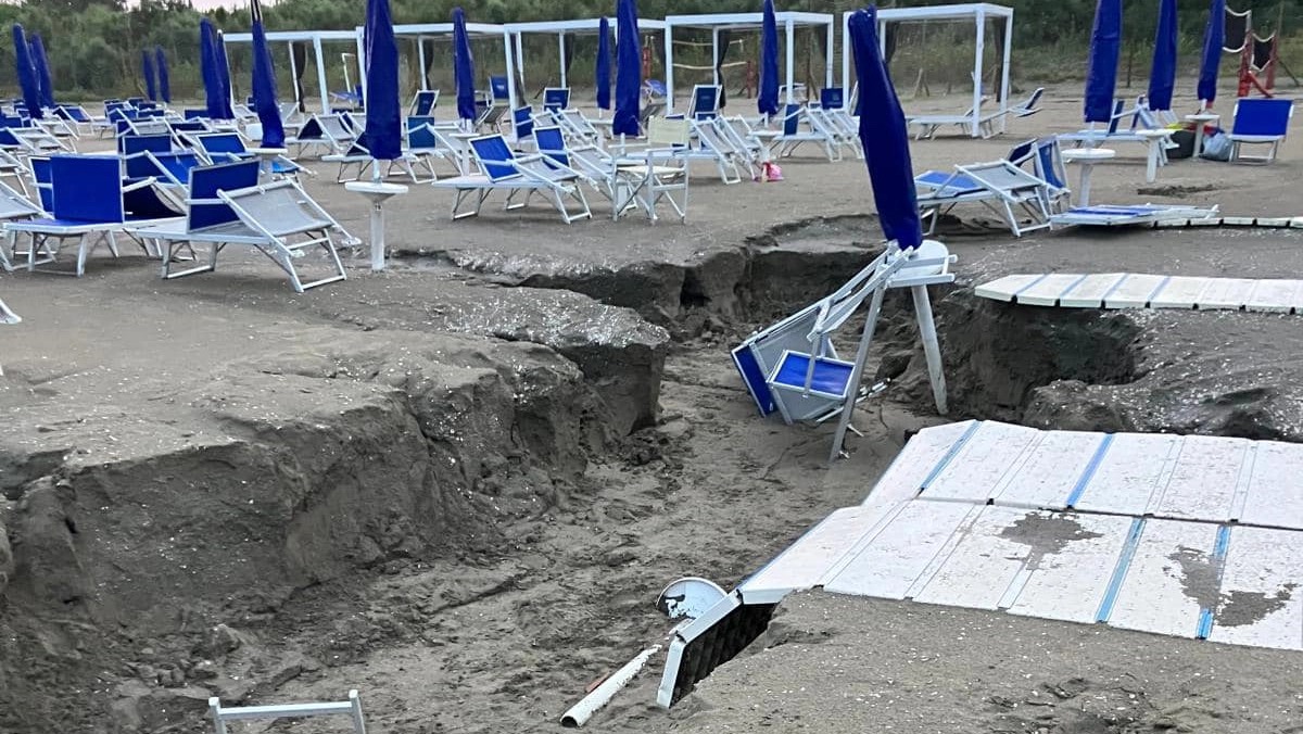 la spiaggia spazzata via ad Albarella 