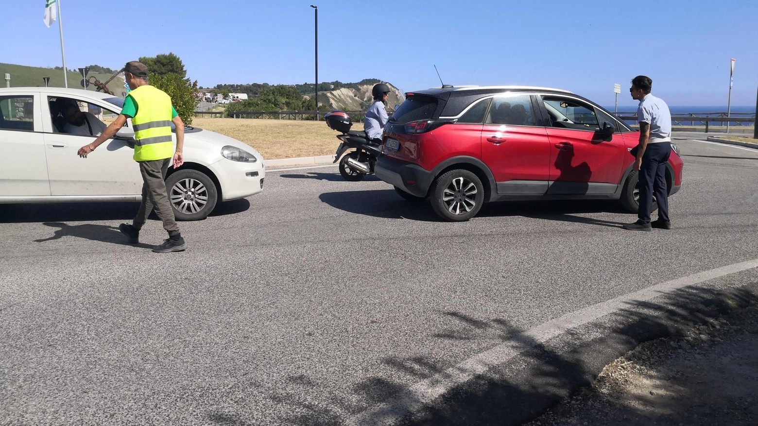 I controlli a monte. Baia senza il caos auto e bus navetta pieni: la Zac sta funzionando