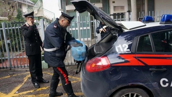 I carabinieri chiamati da un vicino di casa erano immediatamente intervenuti insieme agli uomini della sezione radiomobile per sedare la lite