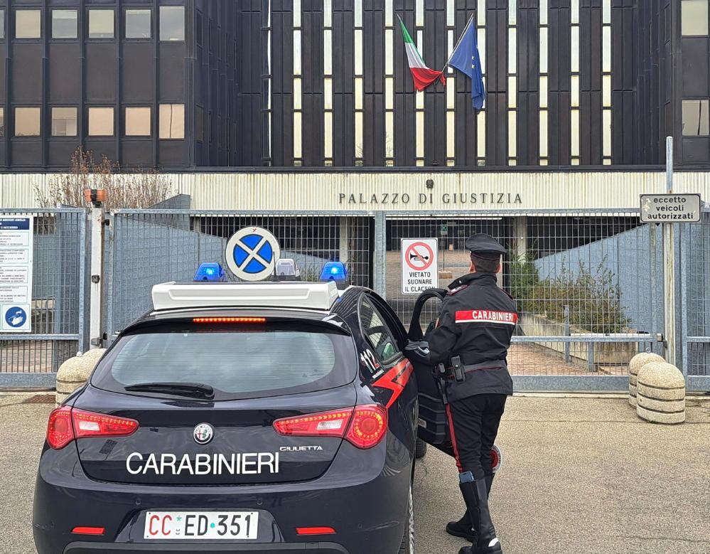 Reggio Emilia, in tribunale com due coltelli e un tirapugni