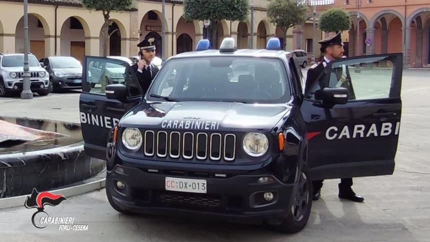 Litigio per un parcheggio a Pesaro: “Ha preso l’ascia e mi ha rotto l’auto”