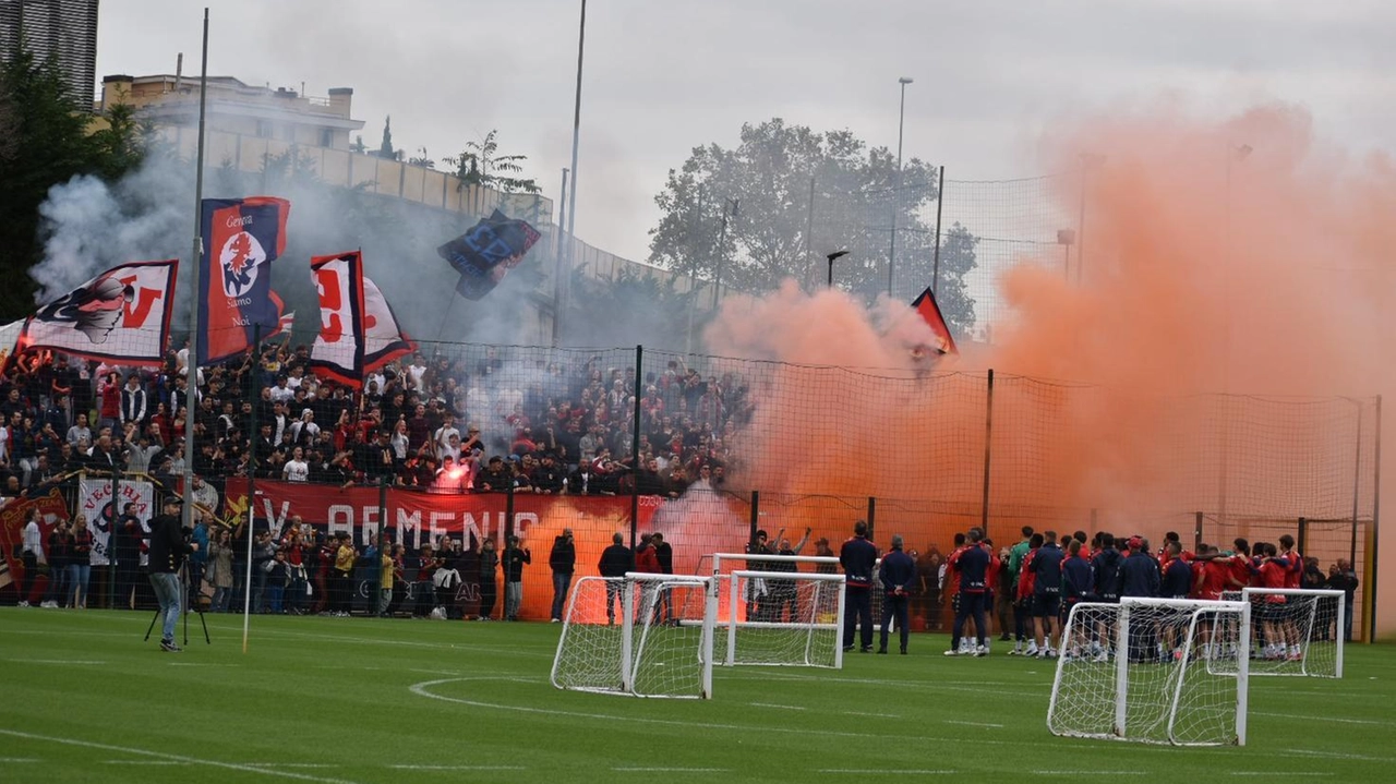 L’allenamento di ieri a Pegli, con gli ultras (foto dal sito ’Buoncalcioatutti.it’)