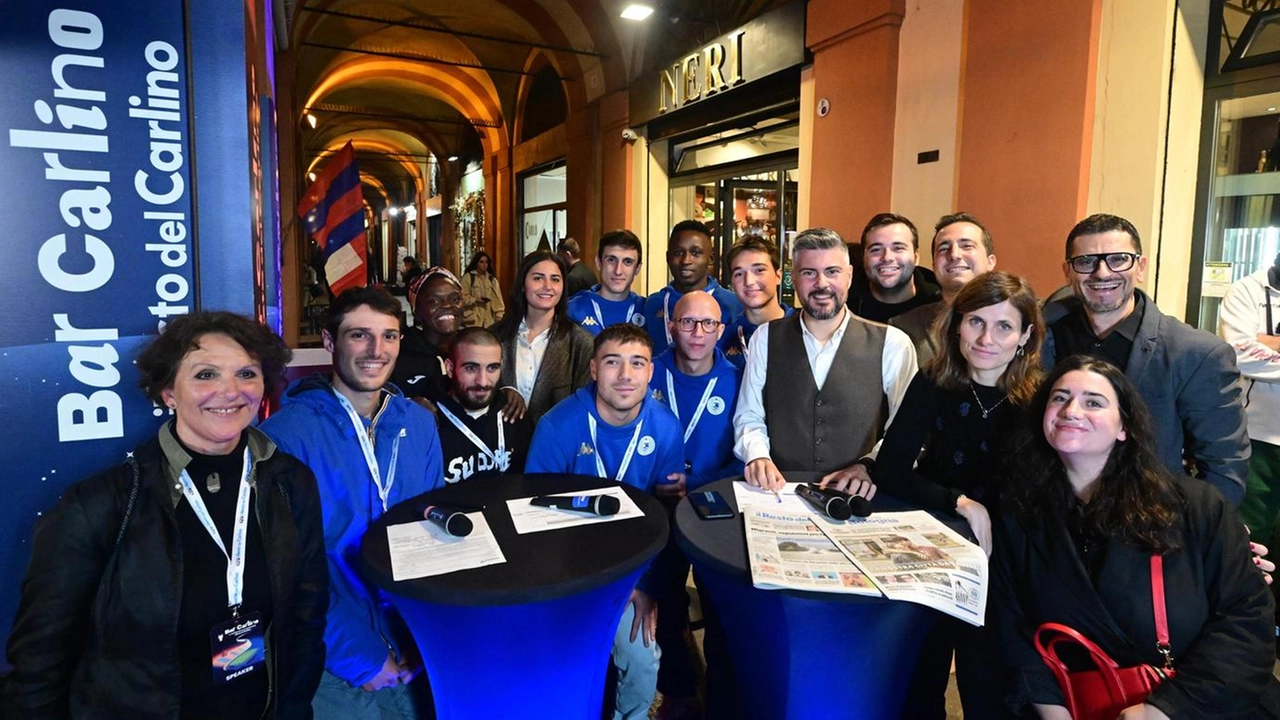 Dalle 18 il nostro salotto accoglie tifosi, lettori e cittadini nella storica pasticceria di via Saragozza 81. Ampio parterre di ospiti in attesa del match al Dall’Ara tra icone dello sport, musica e cucina.