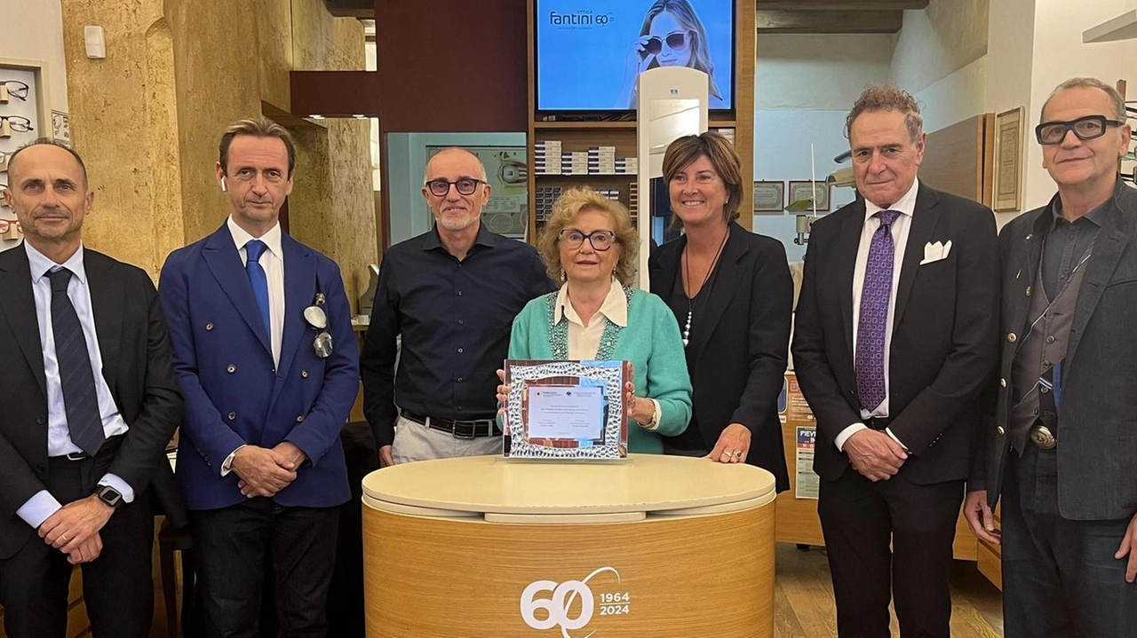 La premiazione di Gabriella Fantini, con i figli Marco e Cristina, da parte della Confcommercio cesenate. nel negozio di corso Mazzini