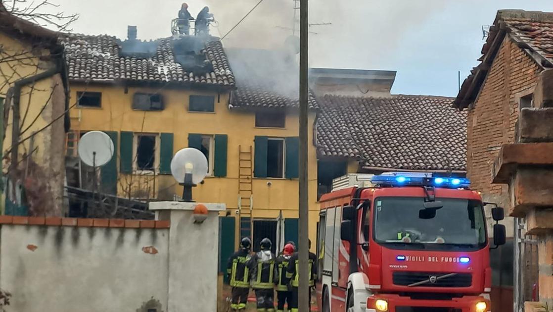 Muore intrappolato nell’incendio in casa, intossicata una donna