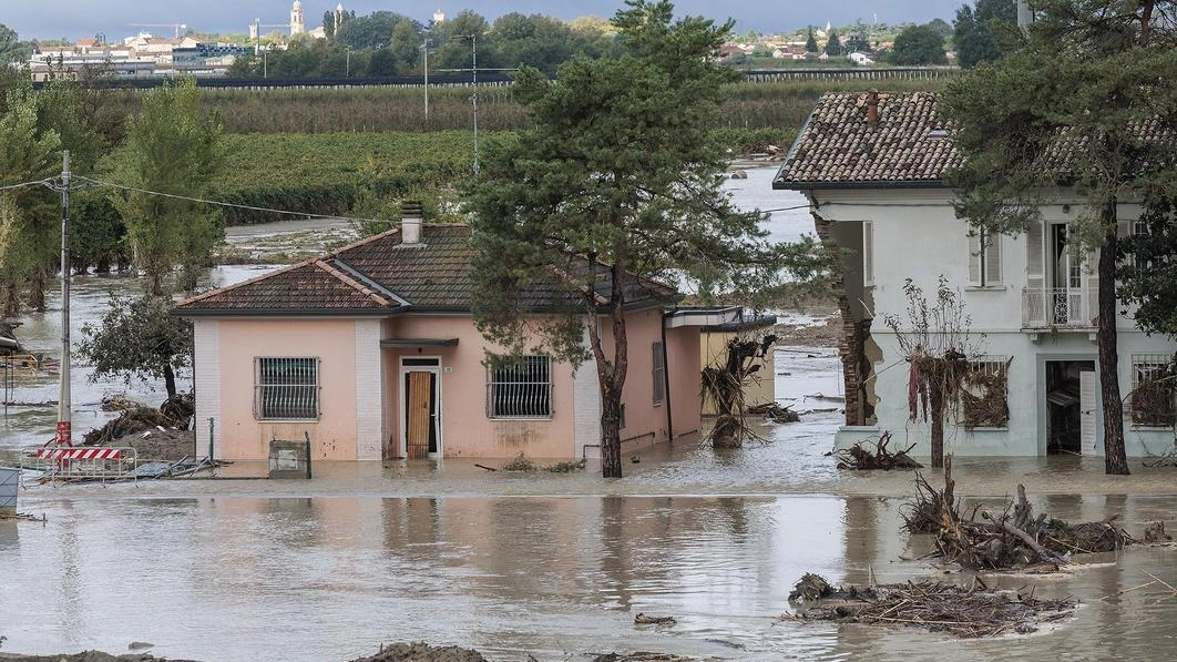 Le squadre della Protezione civile spiegano come affrontare le emergenze. Molti di loro sono reduci dalla spedizione nella Romagna alluvionata.