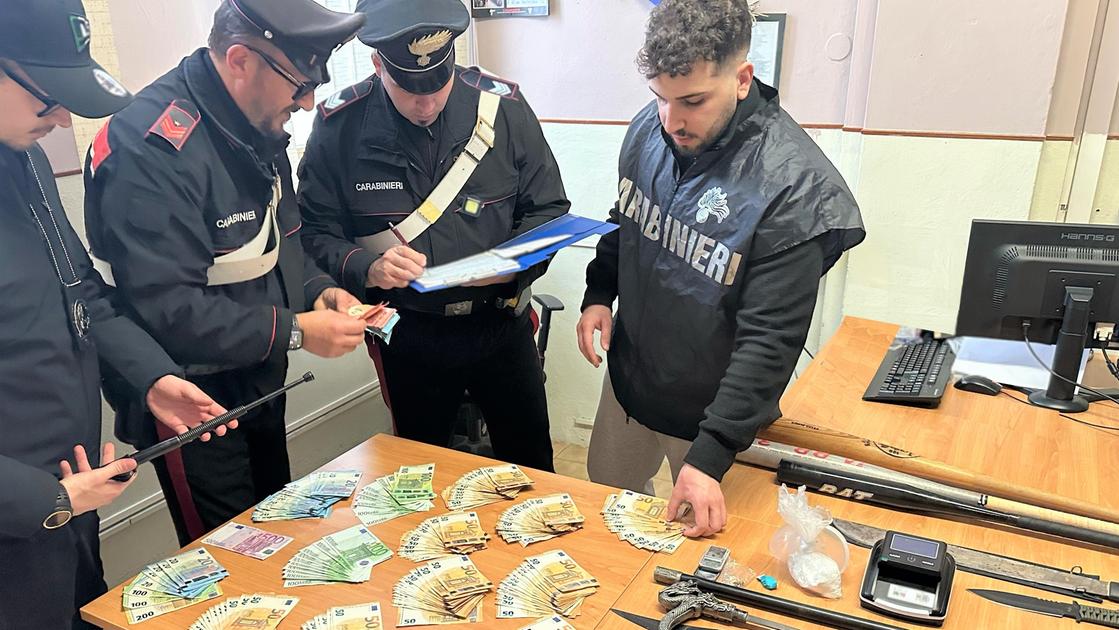 Scimitarra, pugnali e oltre 13mila euro in casa: arrestato 43enne italiano