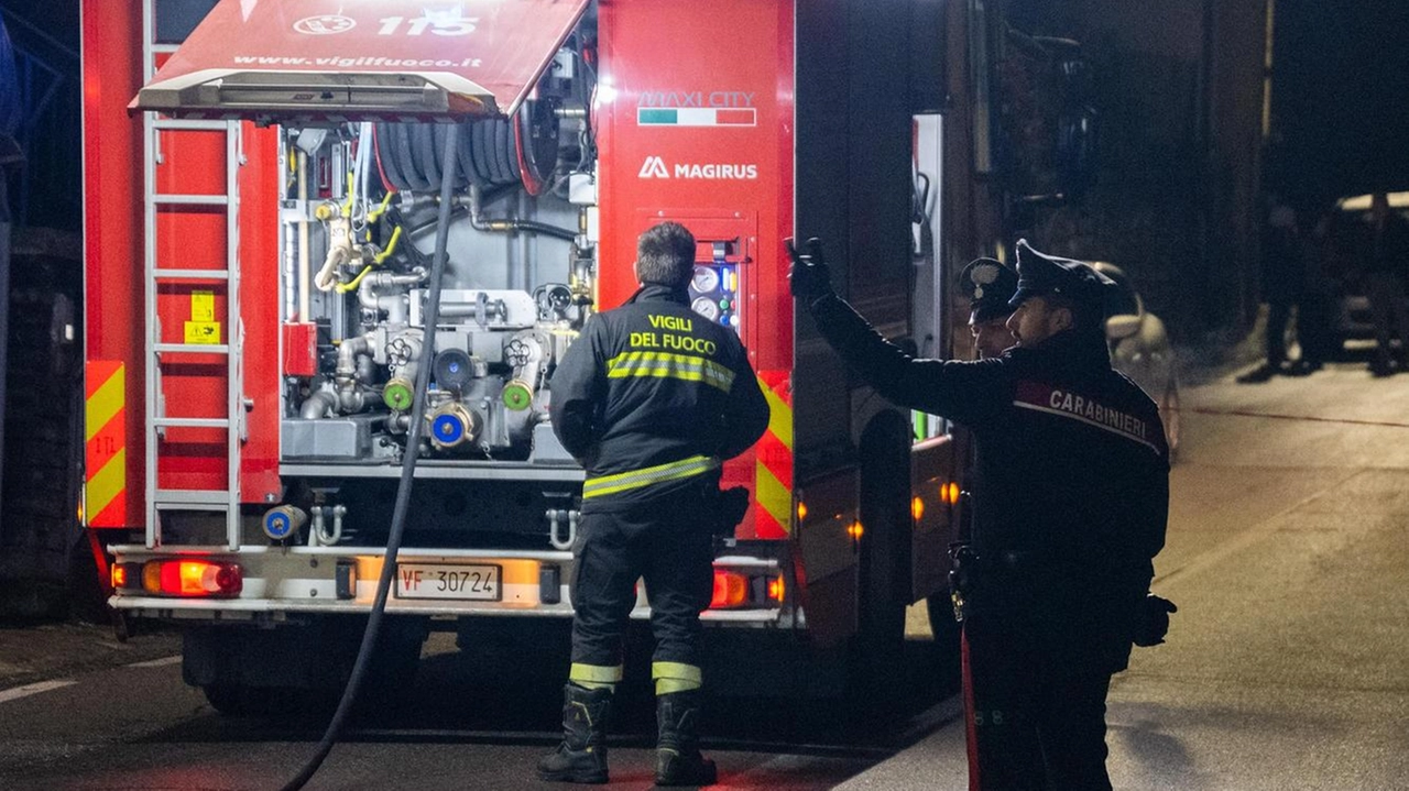 Vigili del fuoco e carabinieri durante un intervento di soccorso