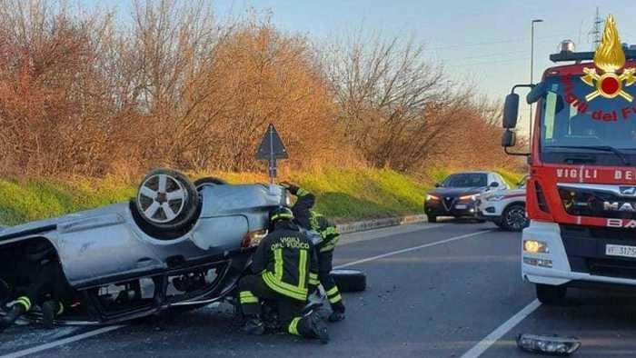 Tanta paura nella mattinata di Natale per un’auto che si è ribaltata sulla tangenziale per Canali, all’altezza di via...