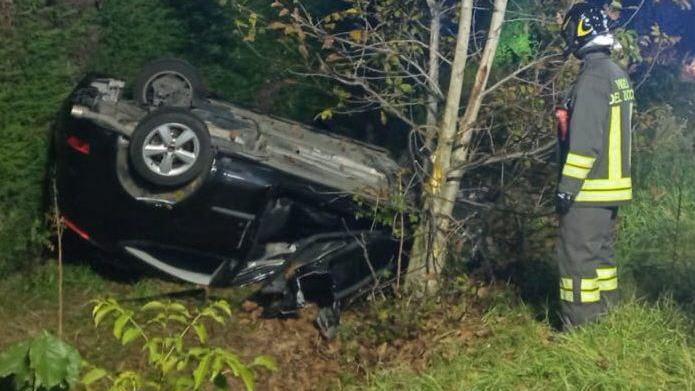 Auto si ribalta. In ospedale un 33enne