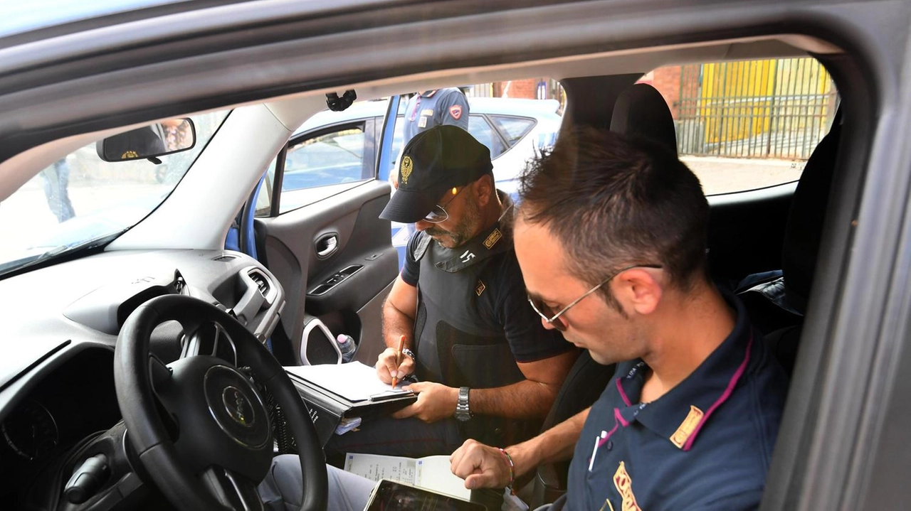 Il ragazzo con il taser è stato notato da un agente della Locale libero dal servizio, che ha immediatamente allerta la polizia, intervenuta in via Emilia Levante