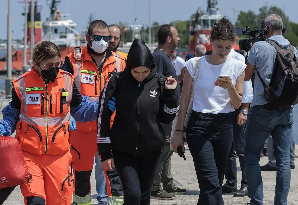 Lo Sbarco Dei Migranti. Sono Arrivate 34 Persone: "Buone Le Loro ...