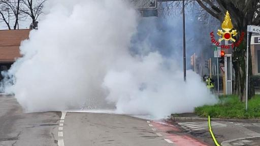 Incendio a Forlì, auto a fuoco in via Placucci: l’intervento i vigili del fuoco