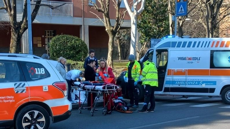 Ambulanze e operatori del 118 intervenuti per soccorrere il ragazzo finito giù dal ponte