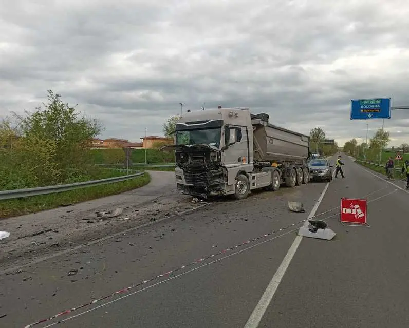 Incidente Mortale Oggi, Schianto Camion-moto: La Vittima è Un 25enne