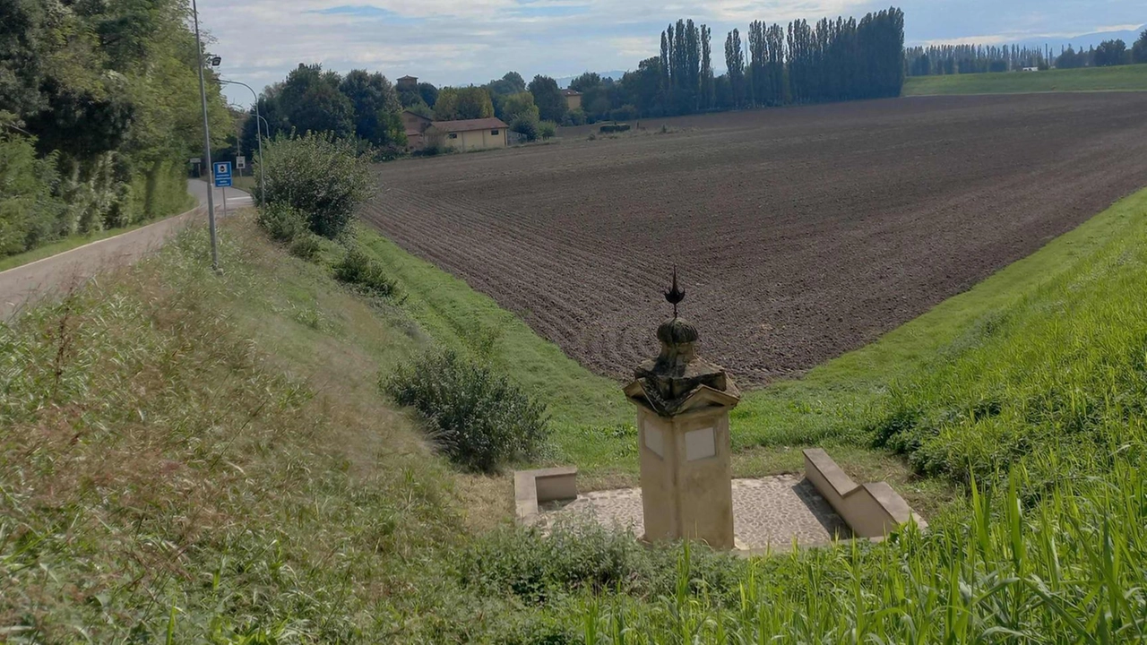 Il Cippo di Sacerno è una colonna eretta nel XVI secolo dai Servi di Maria, proprietari del terreno, per celebrare l’importanza del luogo