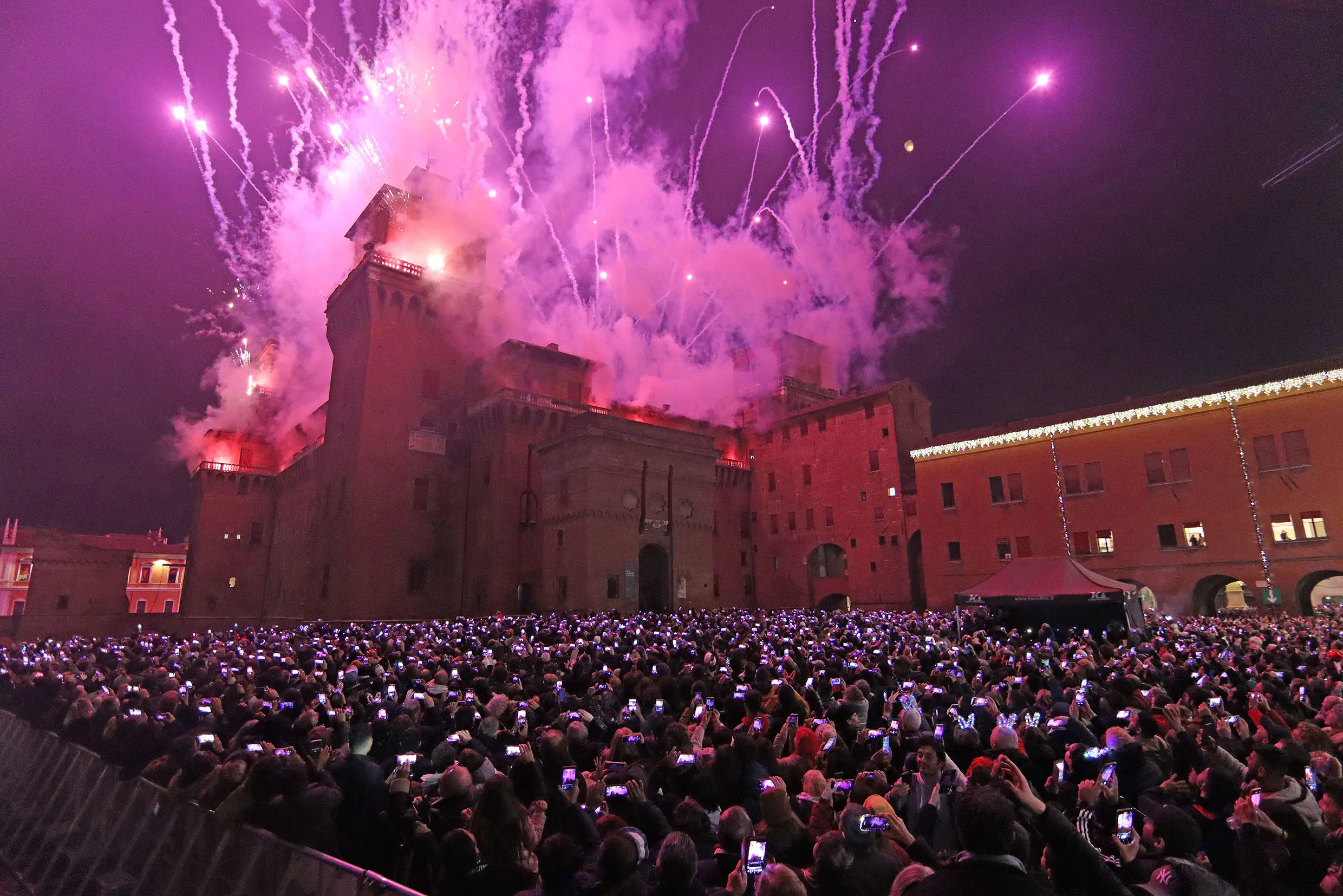 Capodanno a Ferrara: va in scena l’ultimo Incendio al Castello per accogliere il 2025