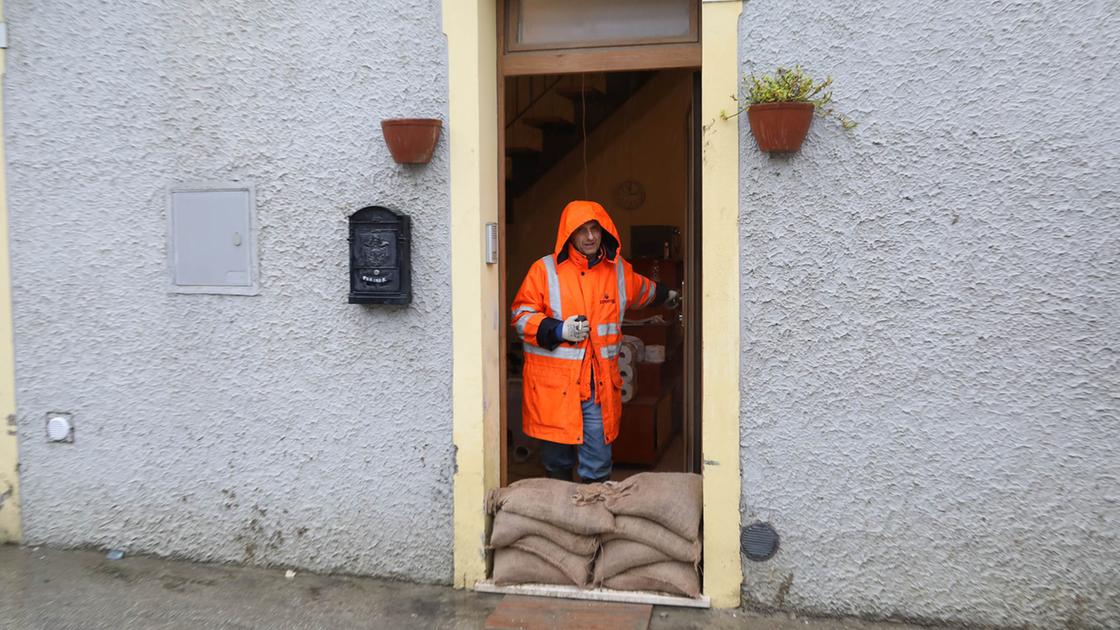 Torna l’incubo alluvione, evacuate più di duemila persone. E Faenza ricostruisce il muro