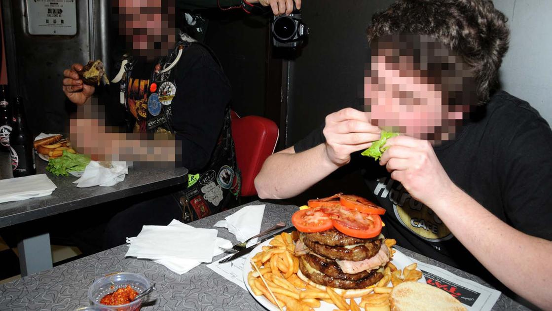 Mangiatori compulsivi. “Lottiamo contro la bulimia col metodo degli alcolisti anonimi”