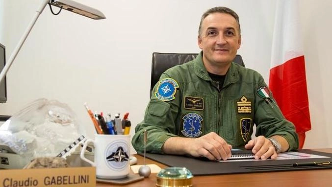 L’ufficiale lascia il timone del Comando operazioni aerospaziali di Poggio Renatico. Il 30 agosto la cerimonia di avvicendamento, Maineri assumerà l’incarico di comandante . .