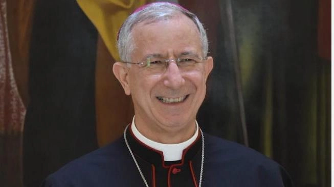 Il nuovo vescovo della diocesi di Cesena-Sarsina Antonio Giuseppe Caiazzo e il predecessore Douglas Regattieri