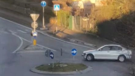 Da alcuni giorni viene segnalata la presenza di un’autovettura di grossa cilindrata, che percorre la rotatoria in centro a...