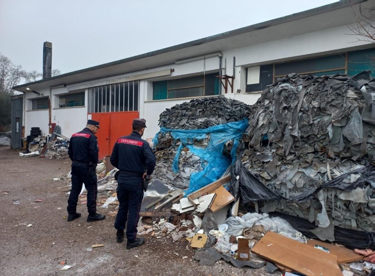 Elettrodomestici, barche e pneumatici: scoperta una discarica abusiva a Rimini