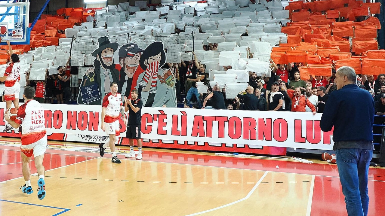 Ultras della Rivierabanca Basket Rimini colpiti da Daspo per condotte violente durante partita contro Forlì. Prefettura e questura intervengono.