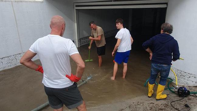 Alluvione, la conta dei danni a Civitanova: si continua a spalare il fango. Agibili scuole, uffici e biblioteca