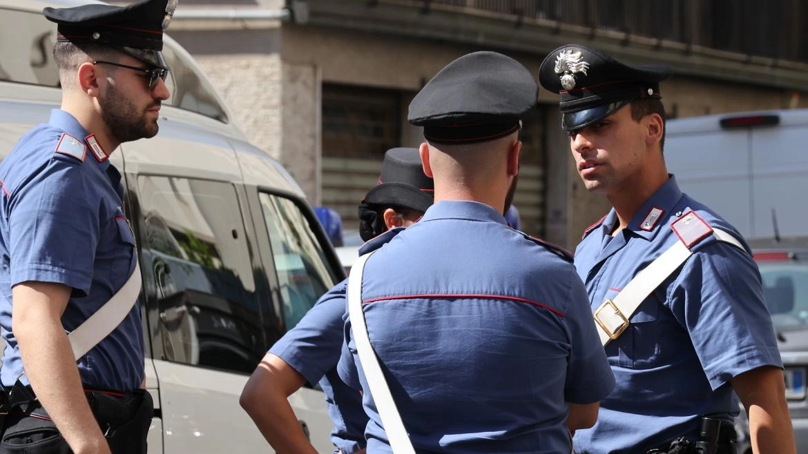 I carabinieri sono intervenuti nell’appartamento in zona San Donato, soccorrendo la donna e arrestando il figlio