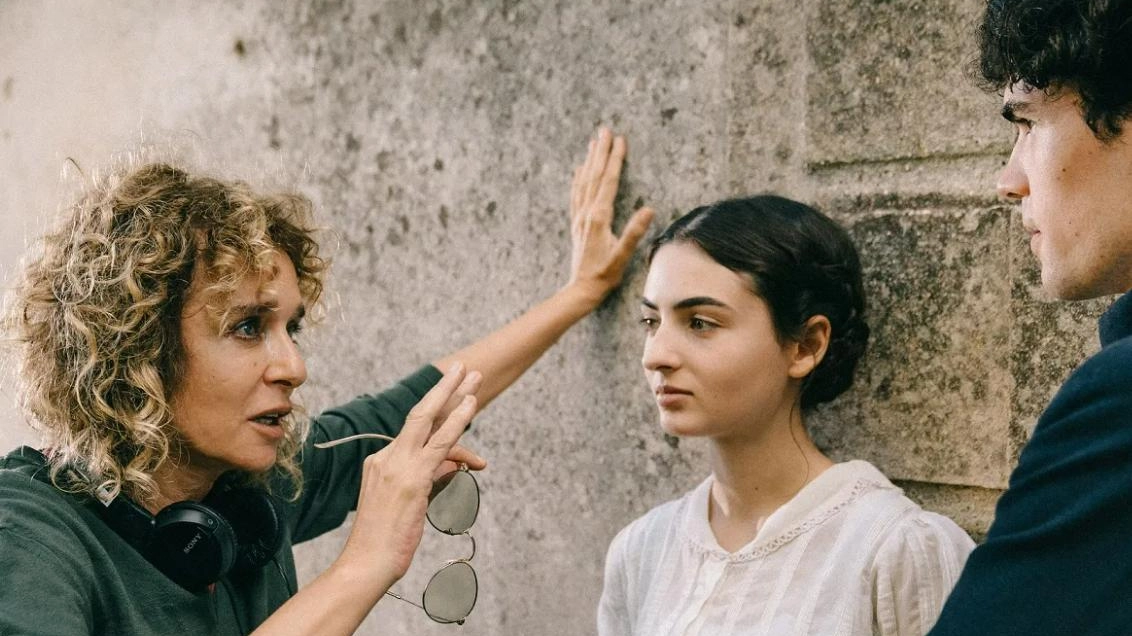 Valeria Golino sul set della serie dedicata a ’L’arte della gioia’