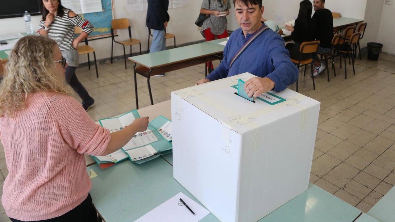 Operazioni di voto in un seggio elettorale (foto d'archivio)