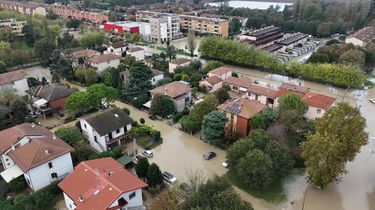 Alluvione, la piena dell’Idice manda Budrio sott’acqua: le immagini dal drone