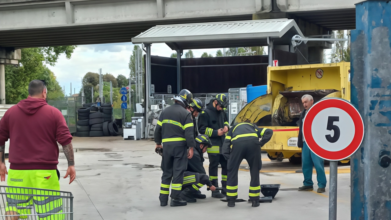 A Guastalla, un forte odore sospetto porta alla scoperta di carburante nei tombini dell'isola ecologica di Sabar. Indagini in corso per chiarire l'accaduto.