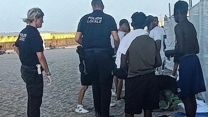 Accampati in spiaggia libera: blitz dei vigili