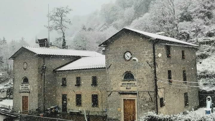 Alcuni tetti imbiancati ieri mattina a Balze di Verghereto. Nonostante la nevicata di questa mattina non si sono registrati problemi per la circolazione sulle strade