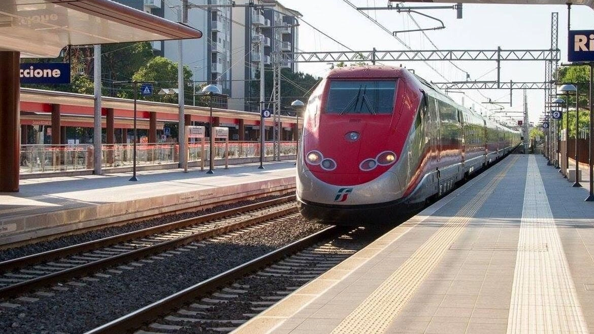 Un Frecciarossa nella stazione ferroviaria di Riccione